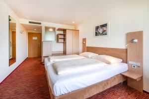 Een bed of bedden in een kamer bij Diehls Hotel