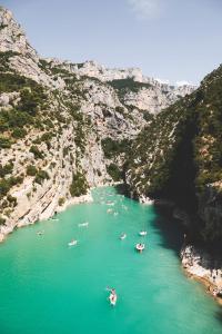 een groep boten in een rivier in een canyon bij Hotel Le Provence - Restaurant Le Styx in La Palud sur Verdon