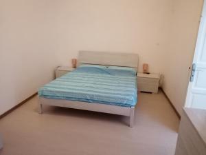 Dormitorio pequeño con cama con manta azul en Porta Mare rooms 2, en Otranto
