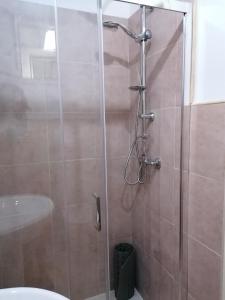 Un baño con ducha, inodoro y lavabo. en Porta Mare rooms 2, en Otranto 2 fotos más