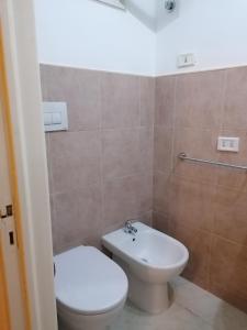 bagno con servizi igienici e lavandino di Porta Mare rooms 2 a Otranto