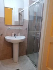 bagno con lavandino e doccia di Porta Mare rooms 2 a Otranto