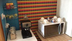 una cucina con macchinetta del caffè e forno a microonde di Porta Mare rooms 2 a Otranto