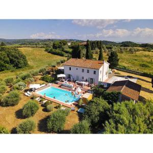 Bazén v ubytovaní Villa Casa Collina Castelfalfi with amazing salt waterpool & AIRCO & VIP service alebo v jeho blízkosti