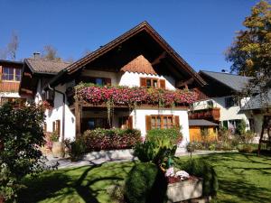 ein Haus mit Blumen an der Seite in der Unterkunft Ferienwohnung Stadlmann in St. Wolfgang