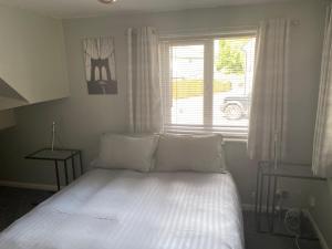 Postel nebo postele na pokoji v ubytování Wellbrook Rooms