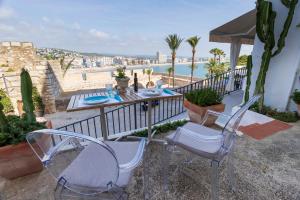 a table and chairs on a balcony with a view of the ocean at Hostal Boutique Olvido 22 Adults Only in Peñíscola