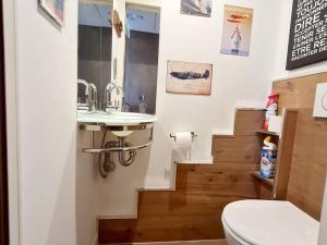 La salle de bains est pourvue d'un lavabo et de toilettes. dans l'établissement Appartement Le Brusc, 2 pièces, 4 personnes - FR-1-316-258, à Six-Fours-les-Plages