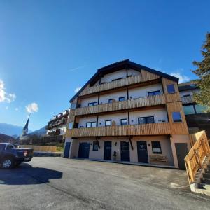 ein Gebäude mit einem davor geparkt in der Unterkunft Stoagas Waidblick in Sankt Michael im Lungau