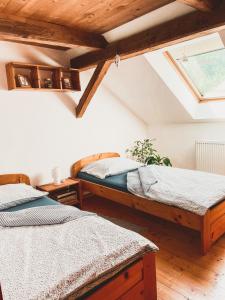 Un pat sau paturi într-o cameră la Rodinné apartmány Angelika