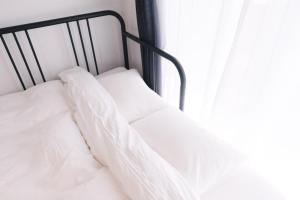 En eller flere senger på et rom på MINIMAL SHIMOKITA Stylish Loft or Studio Apt