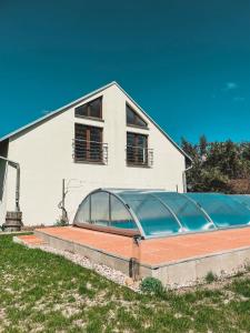 Bazén v ubytování Rodinné apartmány Angelika nebo v jeho okolí