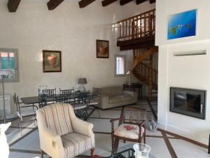 ein Wohnzimmer mit Möbeln und einer Treppe in der Unterkunft Les cigales in Saint-Raphaël