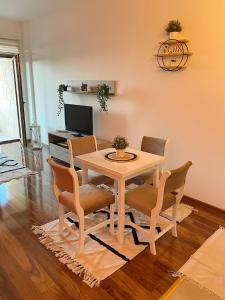 - une salle à manger avec une table et des chaises dans l'établissement Nirvana Lux Apartman Zlatar, à Brdo