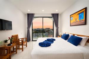 1 dormitorio con cama y ventana grande en Legend Oasis Hoi An Boutique Hotel, en Hoi An