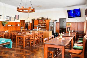 Lounge nebo bar v ubytování Hostinec a penzion U Rezků