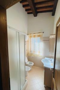 uma casa de banho com um WC e um lavatório em Il Poggio da Katia em Saturnia