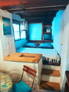 Habitación con 2 camas, mesa y silla en Le Mazet en Souvignargues