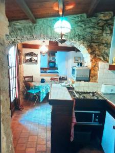 A kitchen or kitchenette at Le Mazet