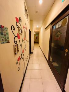 un couloir dans un hôpital avec une hallygue dans l'établissement 安錤的家Angel's home, à Nangan