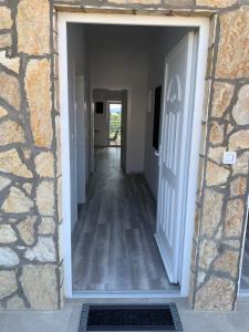 einen Flur, der in ein Haus mit einer Tür führt in der Unterkunft Appartement Vila Fajen in Sukošan