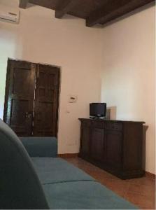 Televízia a/alebo spoločenská miestnosť v ubytovaní Il Nido delle Gazze
