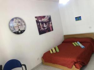 Postel nebo postele na pokoji v ubytování MONOLOCALE FULL OPTIONAL- C I R C E - Ragusa CENTRO CORSO ITALIA