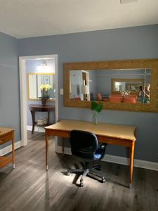 - un bureau avec une chaise et un miroir dans l'établissement Near Beale Street, 6BR - 3BA 16 BEDS Sleeps up to 37 Guest, à Memphis