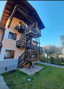 Una casa con escaleras en el costado. en piccola mansarda, en Aosta