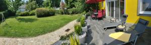 una vista aérea de un patio trasero con mesa y sillas en Villa Marion, en Keszthely 38 fotos más