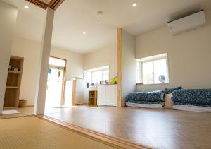 ein Wohnzimmer mit einem Sofa und einem Tisch in der Unterkunft Ikokujyoucho - Vacation STAY 35774v in Nishinoomote