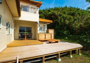 una terraza de madera frente a una casa en Ikokujyoucho - Vacation STAY 97595v, en Nishinoomote