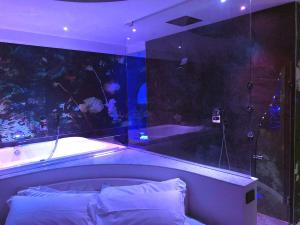 Luxury Spa Suite Superior Assisi في أسيسي: غرفة نوم مع حوض وحوض سمك في الغرفة