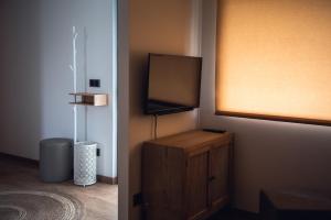 TV a/nebo společenská místnost v ubytování SuitesNature EcoCamp Beche