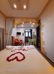 巴勒摩的住宿－Il Sole della Guilla，一间卧室,床上有红花