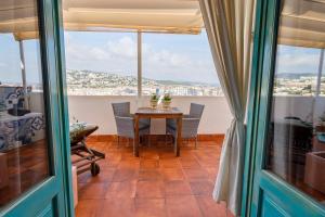 a dining room with a table and a view of the water at Hostal Boutique Olvido 22 Adults Only in Peniscola