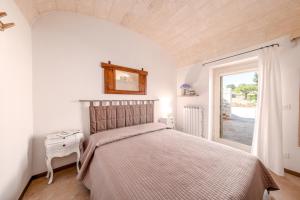 A bed or beds in a room at HelloAPULIA Typical Cottage Lamia delle Murge - Private Pool & Scenic Hilltop Retreat - Pet friendly