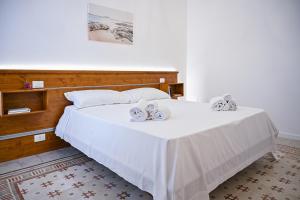 Postel nebo postele na pokoji v ubytování Dimora Savarino Marzamemi Suites with pool + 37 fotografií