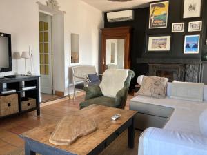 un salon avec un canapé et une cheminée dans l'établissement Maison de pêcheur 1900, à Saint-Mandrier-sur-Mer