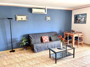 sala de estar con sofá y mesa en APARTBEACH MAR INTERNUM III VISTAS PLAYA y PARKING en La Pineda