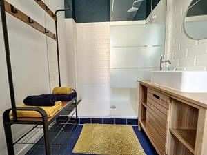 Łazienka z prysznicem i ławką obok umywalki w obiekcie Maison de ville - Paris en 15 mn ! - 4 pers- 1 bébé - Vintage & Music ! w mieście Groslay +37 zdjęć