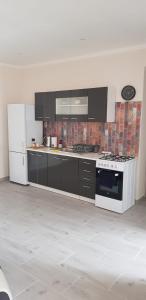 een keuken met een fornuis en een witte koelkast bij Apartament w Augustowie in Augustów