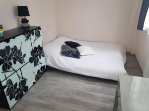 Een bed of bedden in een kamer bij Apartament w Augustowie
