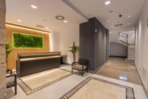 格拉纳达BiBo Suites San Agustín的大堂墙上挂有鱼画 更多32张照片