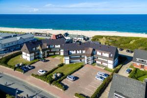 ヴェニングシュテットにあるSchloss am Meer, App 10の海辺の建物の空中ビュー