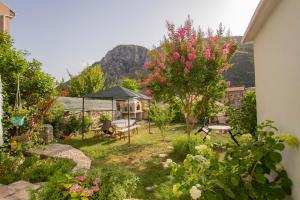 莫斯塔尔Guesthouse Sanja - Apartments 212的山景花园