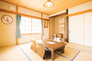 una sala da pranzo con tavolo e sedie di 旭川美瑛 Sakura 西神楽 a Asahikawa