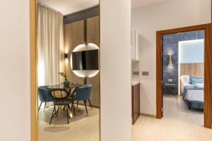 BiBo Suites San Agustín客房内的一张或多张床位