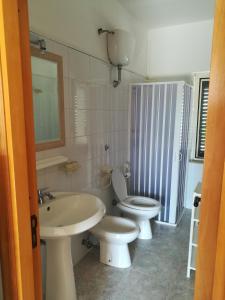 baño con 2 aseos y lavamanos en Holidays in Vieste in charming villas - 4, en Vieste