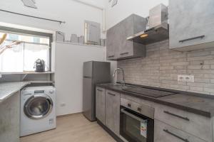 een keuken met een wasmachine en een wasmachine bij Quercus Ilex A in Arzachena